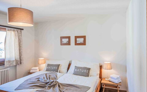 Chesa Mulin: Lit, Meubles, Design Intérieur, Literie, Chambre, Drap De Lit, Mur, Sol, Pièce, Sol