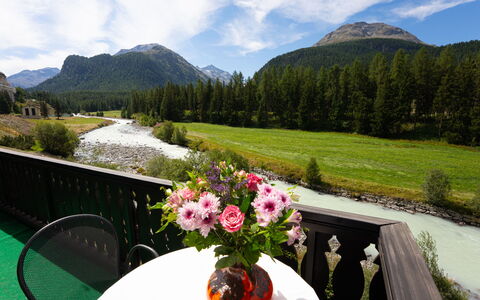 Chesa Misaun: Nuage, Plante, Ciel, Fleur, Table, Montagne, Propriété, L'Eau, Botanique, La Nature