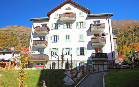 Chesa Corvatsch: Plante, Ciel, Bâtiment, Fenêtre, Zone Résidentielle, Immobilier, Façade, Loisir, Design Urbain, Toit