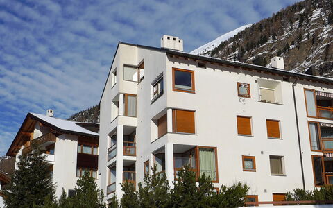Pontresina 170: Nuage, Ciel, Bâtiment, Plante, Fenêtre, Jour, Design Urbain, Maison, Neige