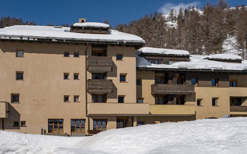 Chesa Munteratsch 311: Bâtiment, Ciel, Propriété, Neige, Fenêtre, Maison, Bois, Pente, Arbre, Montagne