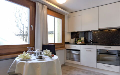 Chesa Munteratsch 311: Meubles, Cabinetry, Propriété, Comptoir, Table, Fenêtre, Design Intérieur, Bâtiment, Éclairage, Bois