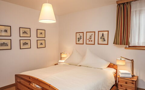 Silvaplana-Surlej 30: Meubles, Lit, Design Intérieur, Chambre, Mur, Sol, Literie, Sol, Drap De Lit, Bois