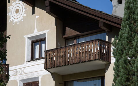 Chesa la Sajetta 12: Bois, Balcon, Balustre, Le Fer, Moulage, Balustrade, Couvre-Fenêtres, Peindre, Clôture, Traitement De Fenetre
