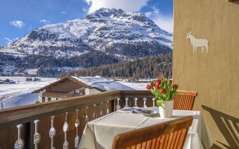 Chesa la Sajetta 12: Ciel, Nuage, Table, Bâtiment, Jour, Propriété, Montagne, Plante, Lumière, Pot De Fleur