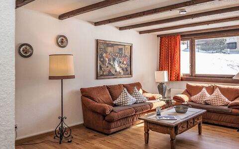 Chesa Linaria: Meubles, Design Intérieur, Canapé, Bois, Plafond, Sol, Salon, Pièce, Sol, Appartement