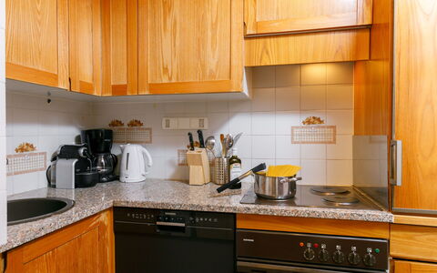 Silvaplana-Surlej 200: Cabinetry, Comptoir, Propriété, Bâtiment, Appareil De Cuisine, Cuisine, Cuisinière, Bois, Électroménager, Design Intérieur