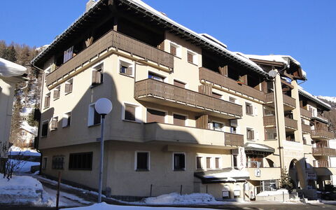 Silvaplana-Surlej 200: Ciel, Bâtiment, Propriété, Fenêtre, Neige, Maison, Quartier, Pente, Arbre, Façade