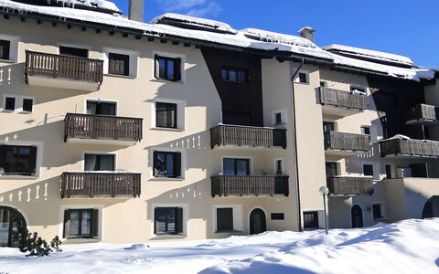 Silvaplana-Surlej 200: Bâtiment, Neige, Propriété, Fenêtre, Ciel, Bleu, Maison, Design Urbain, Quartier, Gelé