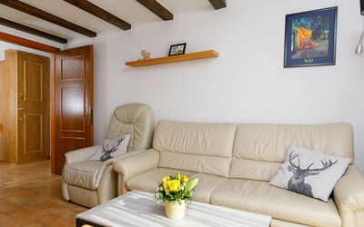 Apt.31 200.32: Table, Canapé, Meubles, Propriété, Cadre, Canapé-Lit, Design Intérieur, Salon, Jaune, Bois