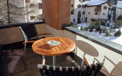 Chesa Prasüra 10: Propriété, Table, Architecture, Toit, Pièce, Maison, Immobilier, Arbre, Bâtiment, Bois