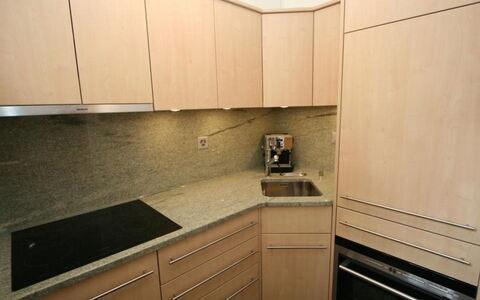 Chesa Alvetern 5: Comptoir, Propriété, Cabinetry, Pièce, Cuisine, Meubles, Tuile, Évier, Sol, Design Intérieur