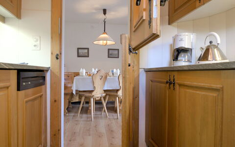 Chesa Chanella 5: Cabinetry, Propriété, Comptoir, Bâtiment, Cuisine, Bois, Design Intérieur, Sol, Sol, Rayonnage