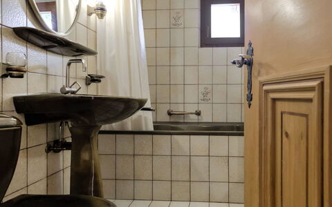 Chesa Chanella 5: Robinet, Évier, Luminaire Plomberie, Miroir, Lavabo, Violet, Éclairage, Salle De Bains, Bâtiment