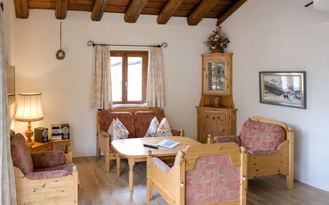 Chesa Chanella 5: Bâtiment, Cadre, Meubles, Propriété, Fenêtre, Table, Bois, Tiroir, Chaise, Design Intérieur