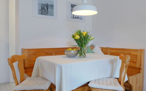 Chesa Bursella 21: Pièce, Meubles, Salle À Manger, Propriété, Jaune, Table, Design Intérieur, Chaise, Sol, Maison