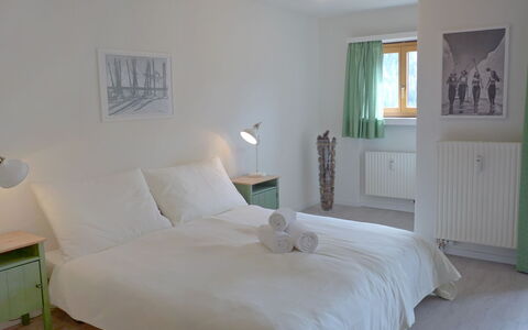 Chesa Bursella 21: Chambre, Meubles, Lit, Pièce, Propriété, Drap De Lit, Cadre De Lit, Design Intérieur, Mur, Matelas
