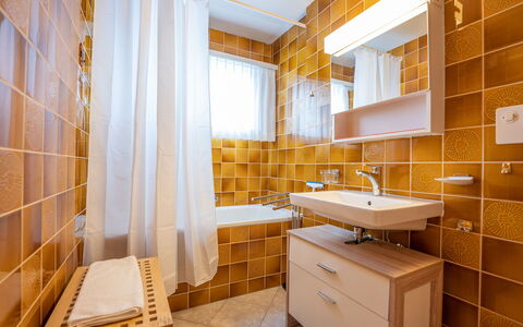 Chesa Clüs 6: Évier, Miroir, Propriété, Cabinetry, Lavabo, Robinet, Armoire De Toilette, Salle De Bains, Bois, Luminaire Plomberie