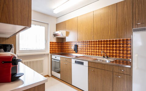 Chesa Clüs 6: Cabinetry, Comptoir, Propriété, Bâtiment, Meubles, Cuisine, Cuisinière, Évier, Evier, Appareil De Cuisine