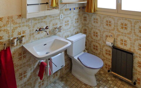 Untertal: Salle De Bains, Propriété, Pièce, Tuile, Sol, Évier, Mur, Design Intérieur, Luminaire Plomberie, Toilette