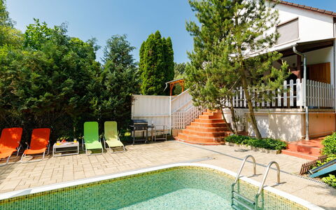 Balatonkenese 161: Plante, Propriété, Ciel, L'Eau, Bâtiment, Arbre, Piscine, Herbe, Loisir, Mobilier De Jardin