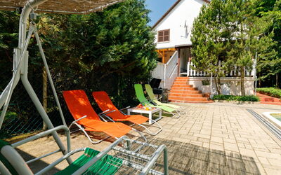 Balatonkenese 161: Plante, Propriété, Bâtiment, Meubles, Chaise, Ombre, Mobilier De Jardin, Arbre, Maison, Piscine