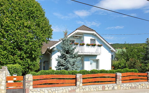Gerania: Nuage, Ciel, Plante, Propriété, Bâtiment, Fenêtre, Arbre, Surface De La Route, Maison, Végétation
