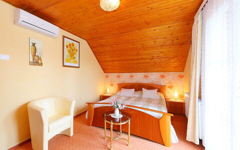 Flamingo: Pièce, Propriété, Meubles, Bâtiment, Design Intérieur, Plafond, Chambre, Immobilier, Lit, Suite