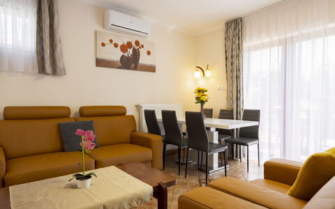 Flamingo: Meubles, Design Intérieur, Sol, Bois, Canapé, Sol, Table, Salon, Pièce, Éclairage