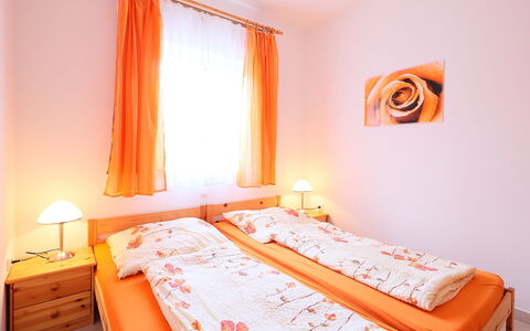 Balatonmariafurdo 750: Chambre, Lit, Pièce, Meubles, Drap De Lit, Propriété, Orange, Cadre De Lit, Literie, Design Intérieur