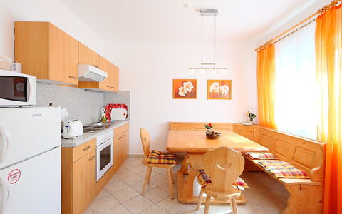 Balatonmariafurdo 750: Pièce, Propriété, Meubles, Orange, Design Intérieur, Cuisine, Bâtiment, Jaune, Cabinetry, Maison