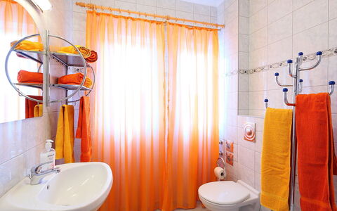 Balatonmariafurdo 750: Salle De Bains, Orange, Pièce, Propriété, Design Intérieur, Jaune, Rideau, Luminaire Plomberie, Sol, Tuile
