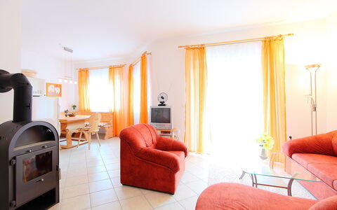 Balatonmariafurdo 750: Pièce, Meubles, Propriété, Rouge, Design Intérieur, Orange, Bâtiment, Jaune, Sol, Maison
