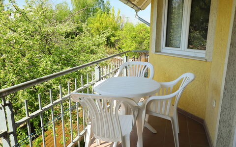 Balatonmariafurdo 750: Meubles, Chaise, Fenêtre, Table, Plante, Bois, Design Intérieur, Arbre, Jaune, Chalet