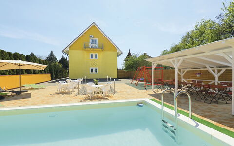 Balatonmariafurdo 750: L'Eau, Ciel, Bâtiment, Propriété, Piscine, Arbre, Ombre, Maison, Chalet, Nuage