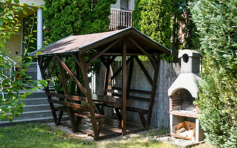 Captain 2: Propriété, Plante, Arbre, Bois, Ombre, Bâtiment, Paysage, Herbe, Chalet, Structure En Plein Air