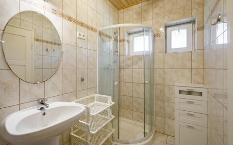 Balatonszeplak 100: Miroir, Luminaire Plomberie, Propriété, Robinet, Évier, Tete De Douche, Bâtiment, Salle De Bains, Douche, Maison