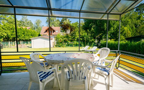 Balatonszeplak 100: Table, Plante, Meubles, Propriété, Chaise, Lumière, Ombre, Bâtiment, Fenêtre, Mobilier De Jardin
