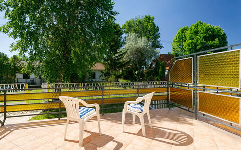 Balatonszeplak 100: Propriété, Meubles, Ciel, Plante, Ombre, Extérieur Banc, Arbre, Chaise, Mobilier De Jardin, Bois