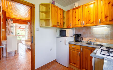 Ilex: Comptoir, Cabinetry, Meubles, Propriété, Appareil De Cuisine, Électroménager, Cuisine, Chaise, Bois, Cuisinière