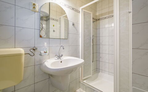 Ilex: Miroir, Robinet, Luminaire Plomberie, Évier, Propriété, Lavabo, Salle De Bains, Bâtiment, Design Intérieur, Sol