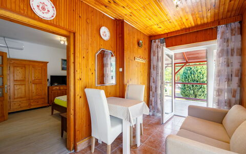 Ilex: Meubles, Propriété, Cadre, Plante, Bois, Bâtiment, Confort, Design Intérieur, Table, Sol