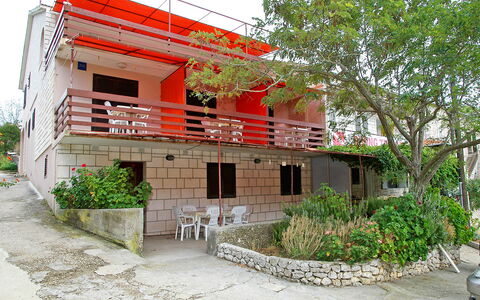 Korčula Vela Luka 800: Plante, Bâtiment, Fenêtre, Arbre, Design Urbain, Zone Résidentielle, Quartier, Façade, Immobilier, Paysage