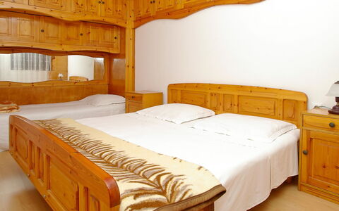 Korčula Vela Luka 800: Chambre, Lit, Meubles, Pièce, Propriété, Drap De Lit, Cadre De Lit, Literie, Design Intérieur, Matelas