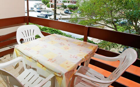 Korčula Vela Luka 800: Chaise, Meubles, Table, Pièce, Salle À Manger, Arbre, Nappe De Table, Porche, Maison, Textile