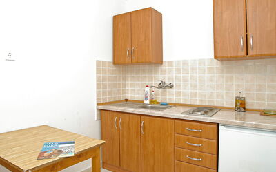 Šarenko 800.3: Pièce, Cabinetry, Meubles, Cuisine, Propriété, Comptoir, Design Intérieur, Jaune, Bâtiment, Maison