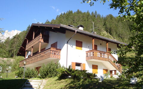 Storie di Montagna: Plante, Ciel, Bâtiment, Fenêtre, Vert, Arbre, Maison, Herbe, Chalet, Eco Hôtel