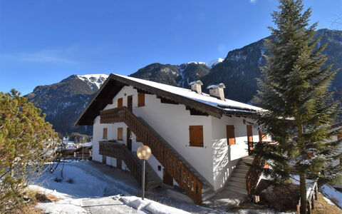 Storie di Montagna: Ciel, Montagne, Bâtiment, Propriété, Fenêtre, Neige, Nuage, Plante, Arbre, Maison