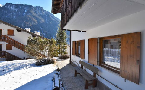 Storie di Montagna: Bâtiment, Ciel, Fenêtre, Propriété, Jour, Bleu Azur, Bleu, Montagne, Plante, Maison