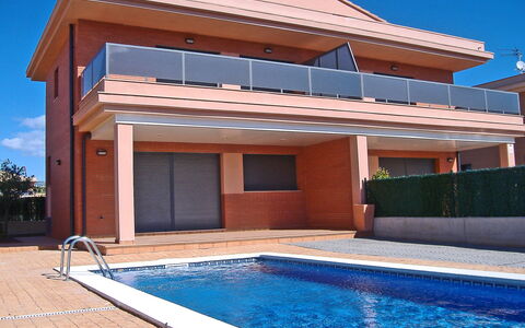 Peiro: Propriété, Maison, Bâtiment, Piscine, Immobilier, Domicile, Zone Résidentielle, Toit, Architecture, Ombre